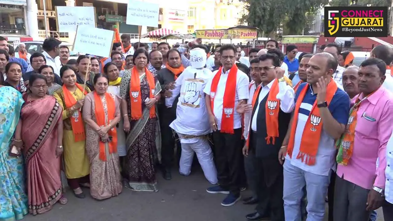 Vadodara BJP staged a protest against Paresh Dhanani for his statement against Sardar Patel