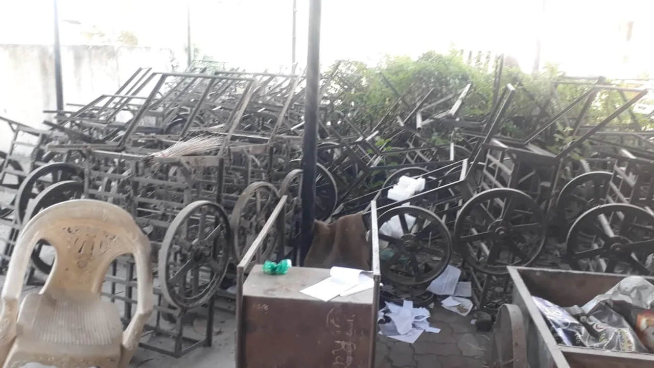 Hand carts worth crores turned into garbage at ward offices