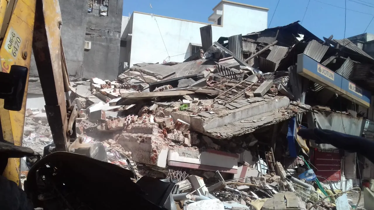Three floor building collapsed in Vadodara