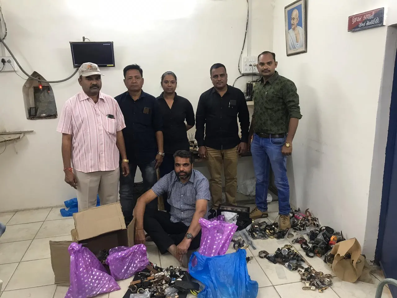 Vadodara crime branch arrested one for selling duplicate watches of branded companies