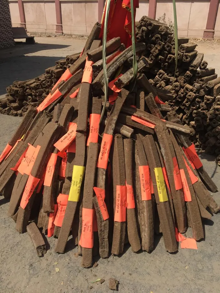 Cattleman (Gaupalak) near Vadodara comes with brilliant idea to save trees