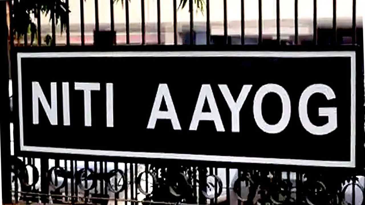 NITI Ayog suggest the government monthly training stipend 5000 or 50%