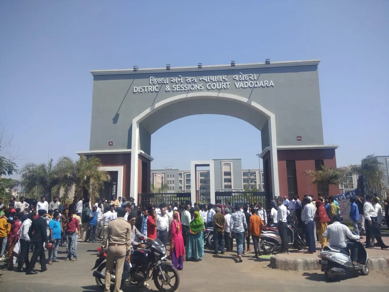 Vadodara advocates protest against the police over complaint against BBA president and woman lawyer