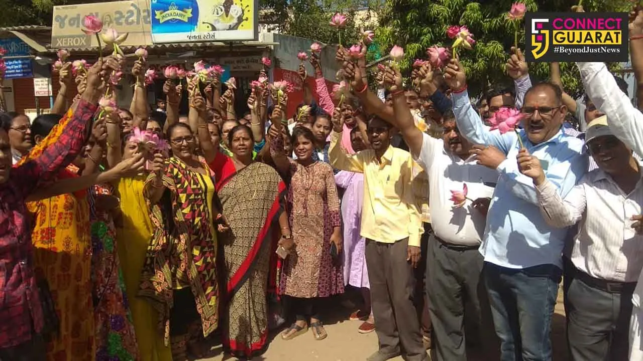 Youths with lotus in hands extend support to BJP