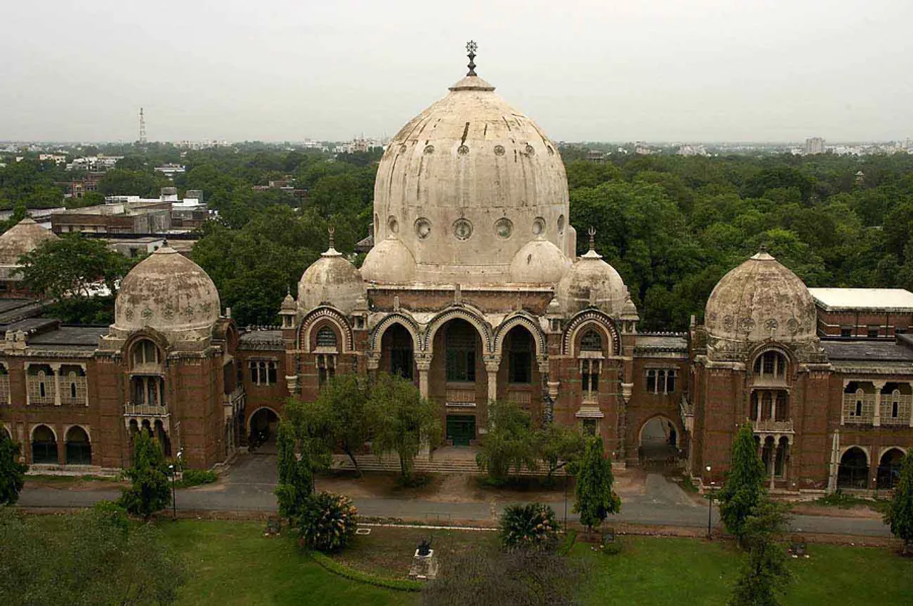 Vice Chancellor formed seven members committee to submit report on threatening students issue