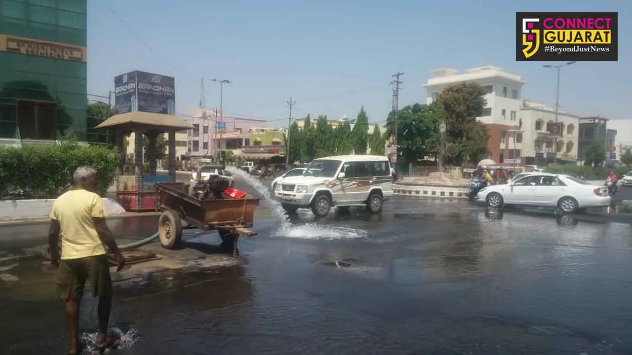 Thousand litres of water wasted due to fault in the valve of 20 inches main line in Vadodara