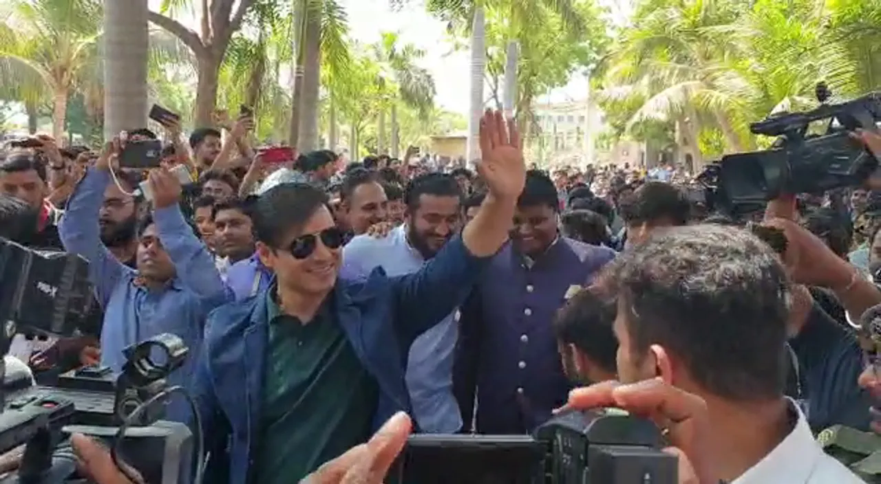 Film star Vivek Oberoi reached Parul university for campaigning of his film 'PM Narendra Modi'