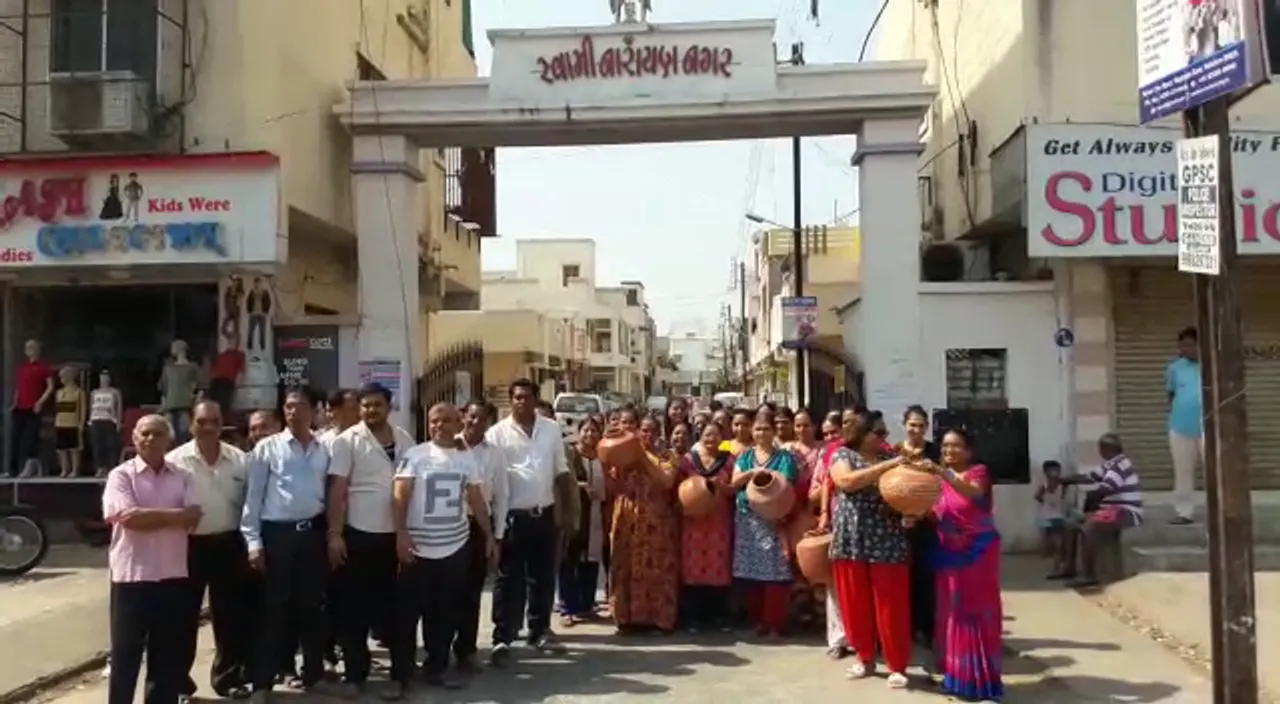 Vadodara residents broke earthen pots to show their ire against receiving polluted