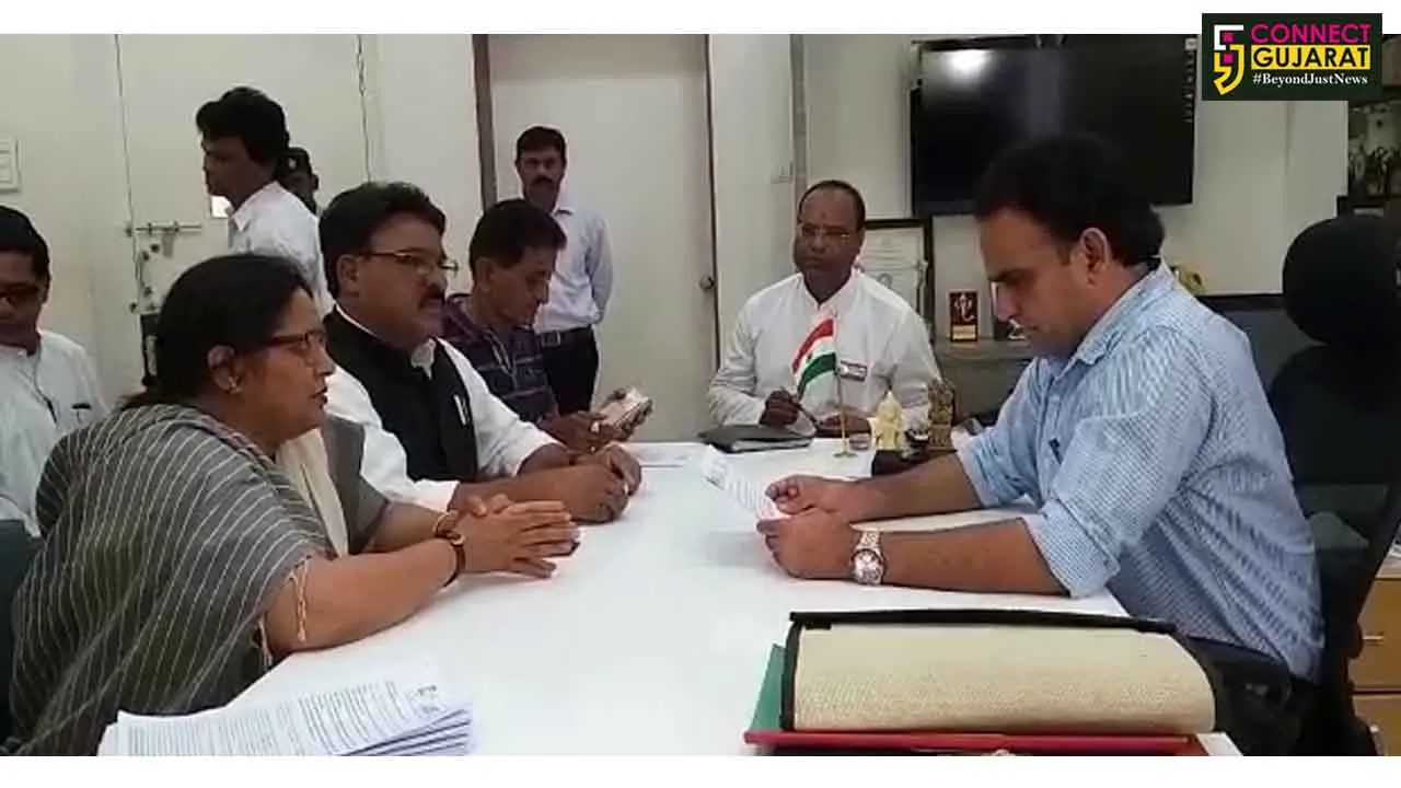 Congress councillor from Vadodara gives memorandum to the municipal commissioner
