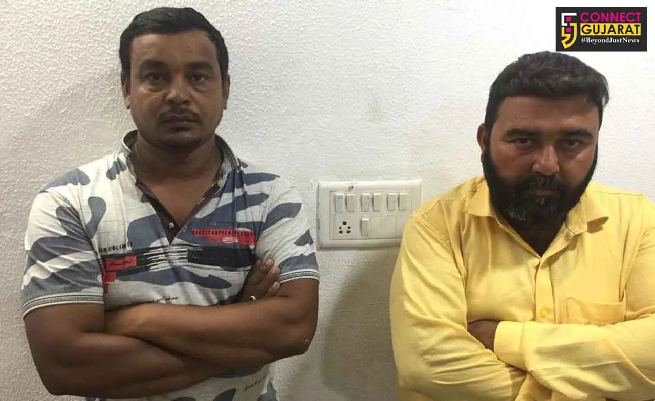 Vadodara police two for robbed a rickshaw driver