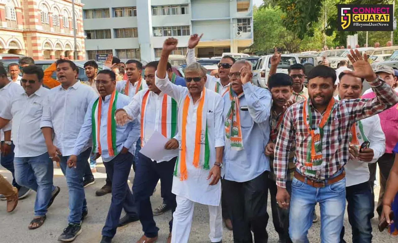Vadodara city Congress gives memorandum to collector in view of police lathicharge on journalists at Junagadh
