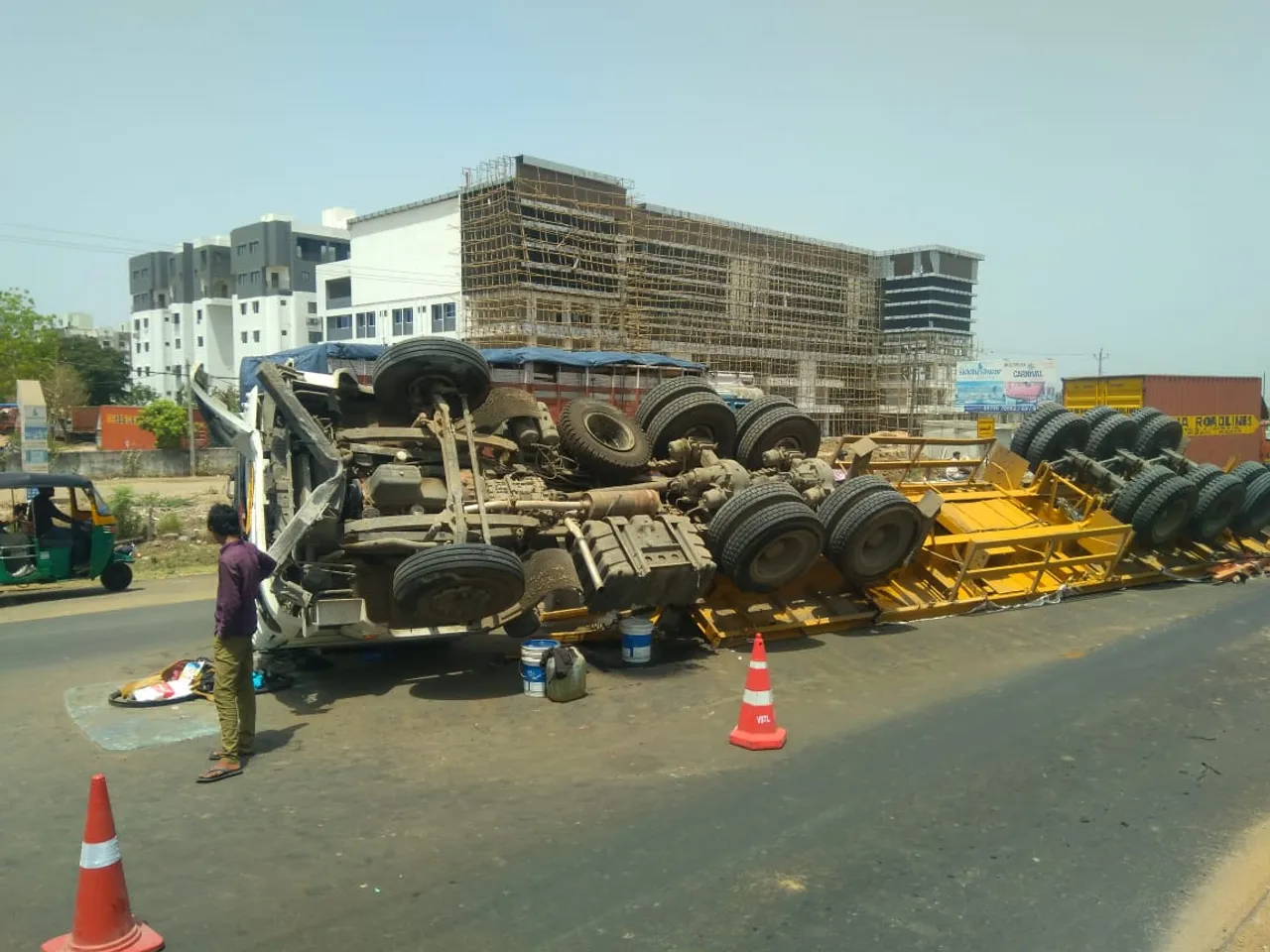 Trailer turned turtle near APMC market at Vadodara