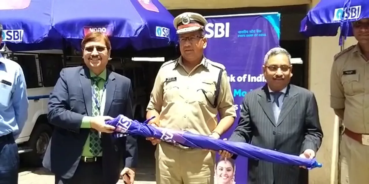SBI donate 100 umbrellas to Vadodara police department to beat the scorching heat