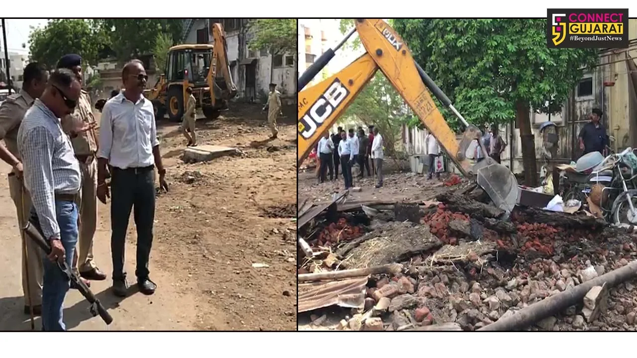 VMSS encroachment team demolished illegal cow stables on main road at Fatehgunj Sadar bazaar