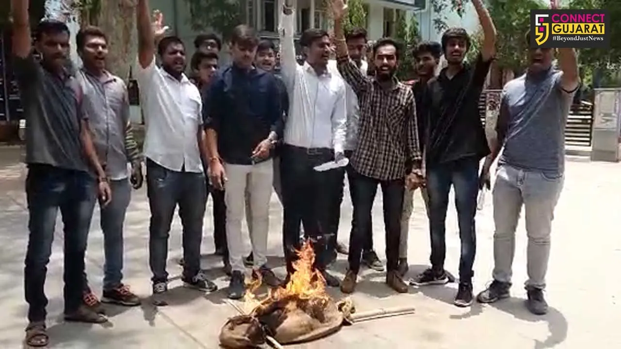 NSUI Vadodara members burn effigy of authorities in fees increase matter