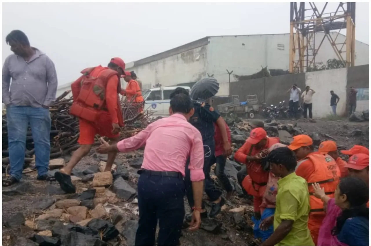 NDRF rescued pregnant woman from Siyalbet village in Amreli