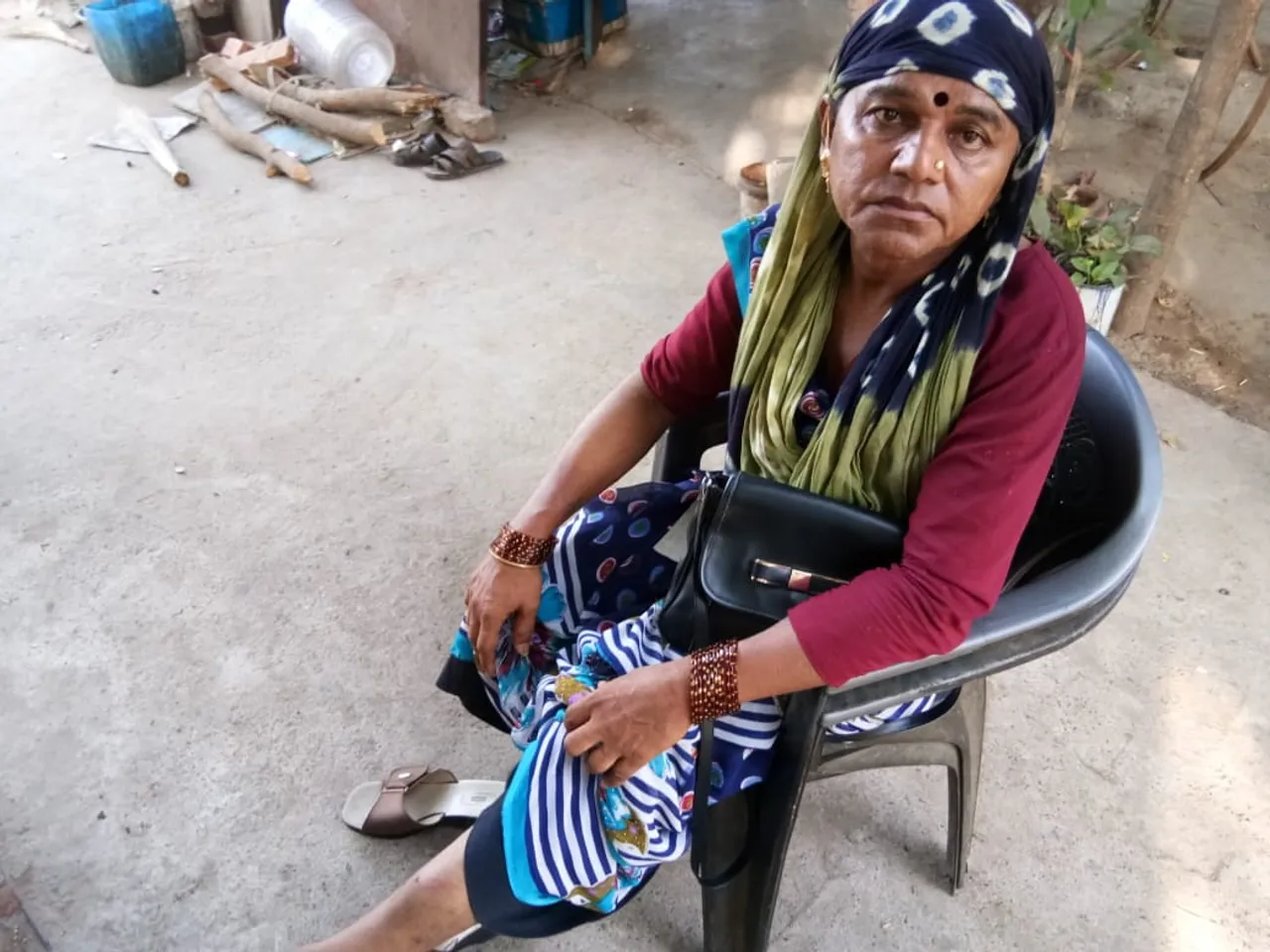 Two unknown persons robbed a transgender of 16000 rs