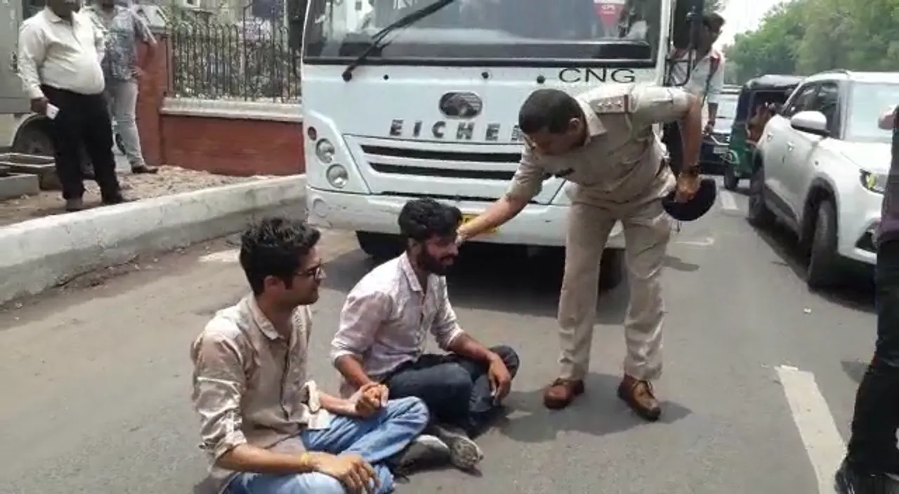NSUI members disrupt traffic at Kalaghoda