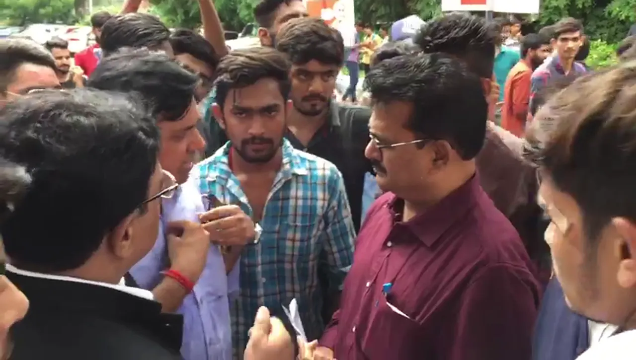 Vadodara NSUI members aggresively approached the syndicate members on the fee increase matter