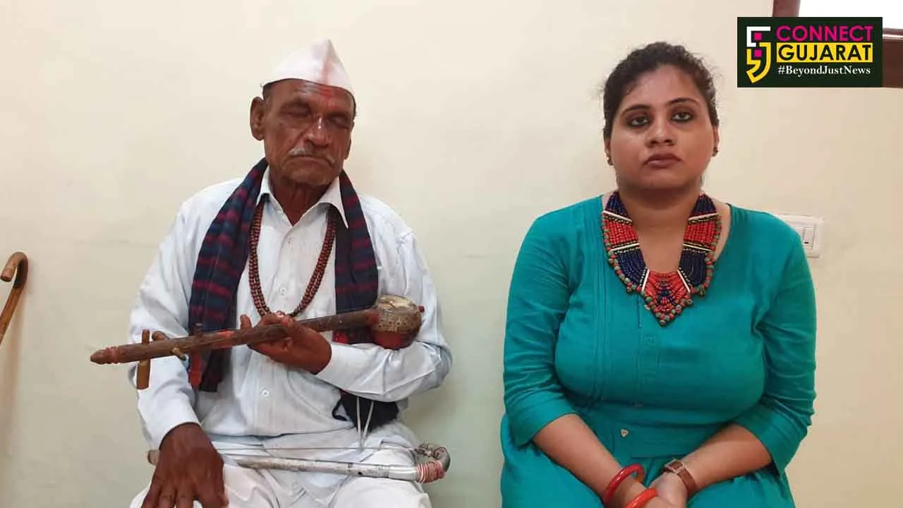 Group of youths came to rescue aging Ravanhatha artist in Vadodara