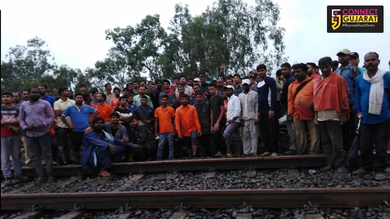 RLY PATROLMAN’s ALERTNESS HELPS TO AVERT A MAJOR CASUALTY ON THE RAIN AFFECTED SURAT – VADODARA SECTION