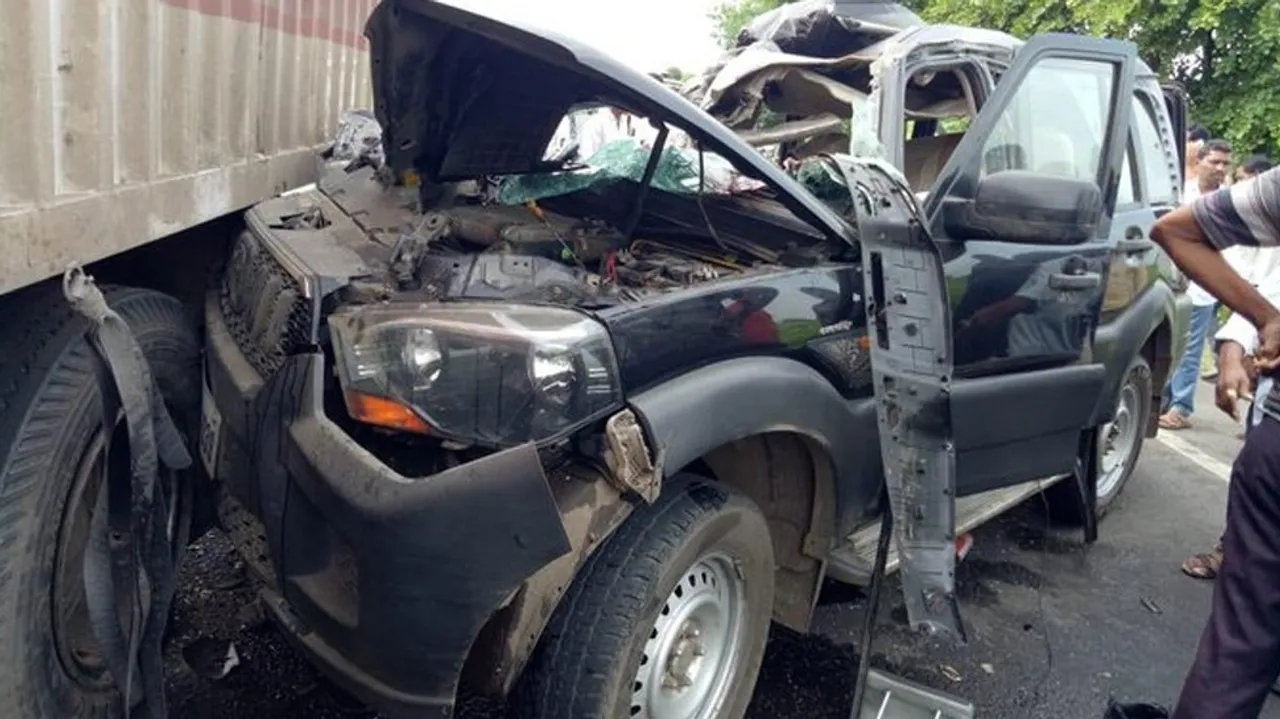 Truck rams into convoy of Former Minister Hansraj Ahir, he suffers minor injuries; two other are dead