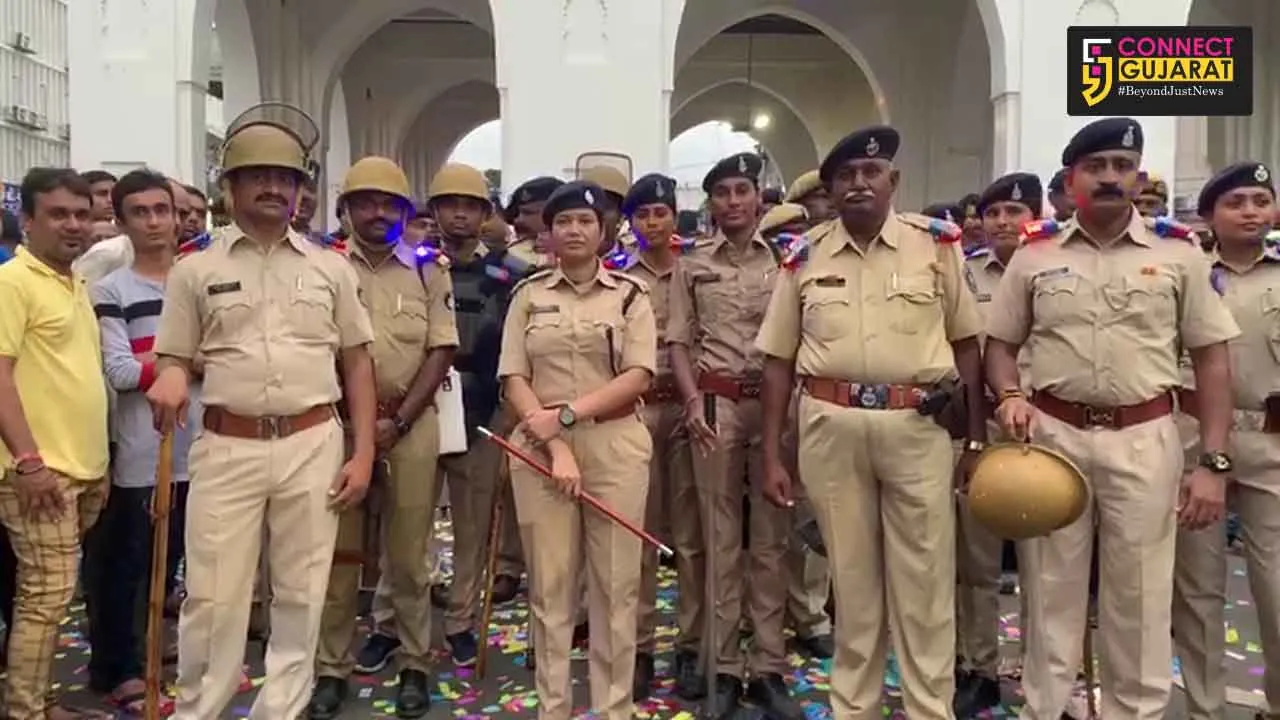 Vadodara city police procured 150 LED shoulder beacon flasher lights for security bandobast