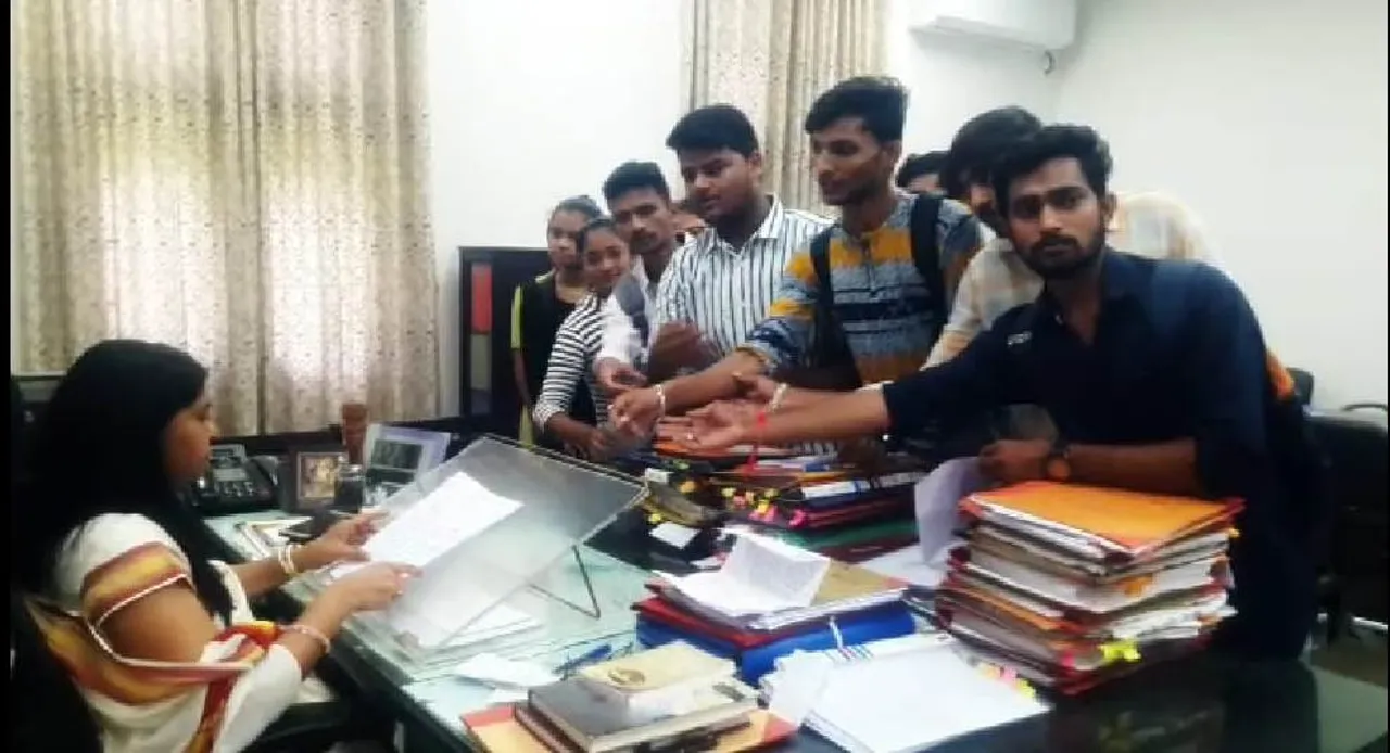 Students of Samras hostel in Vadodara gives memorandum to collector