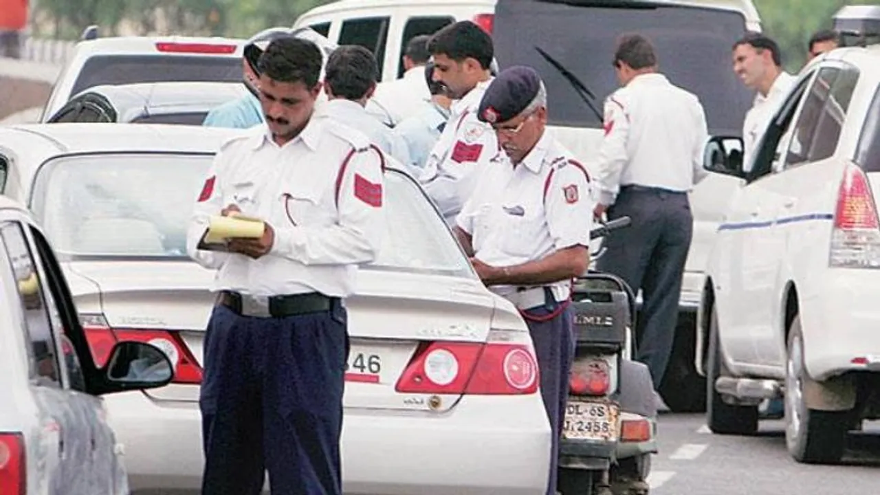 Delhi woman gets challan, threatens to commit suicide, cops let her go after argument.