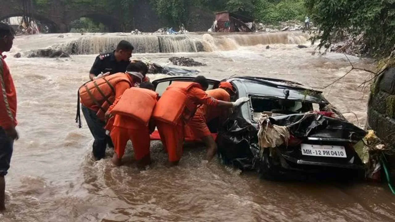 Heavy rains took 10 lives in Pune; schools and colleges to remain close