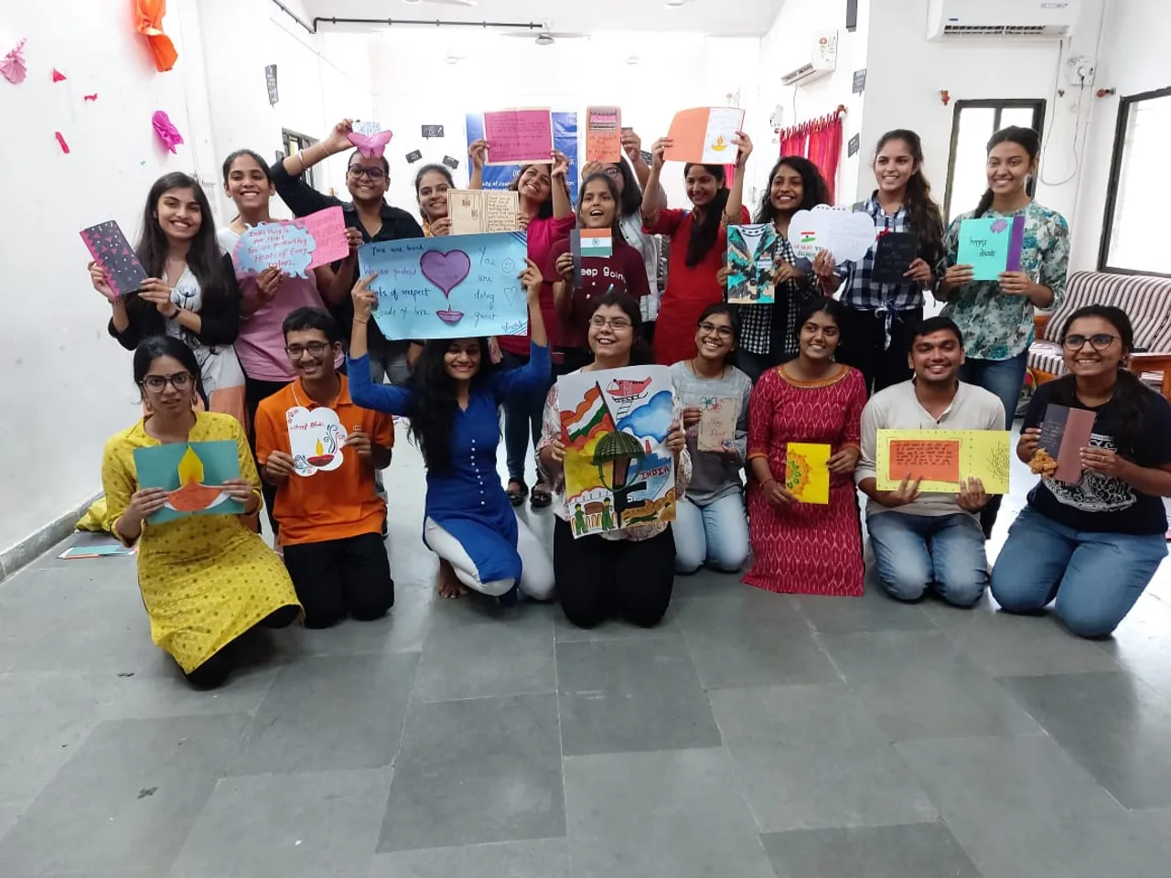 Students of FJC greet the soldiers this diwali with Aabhar campaign