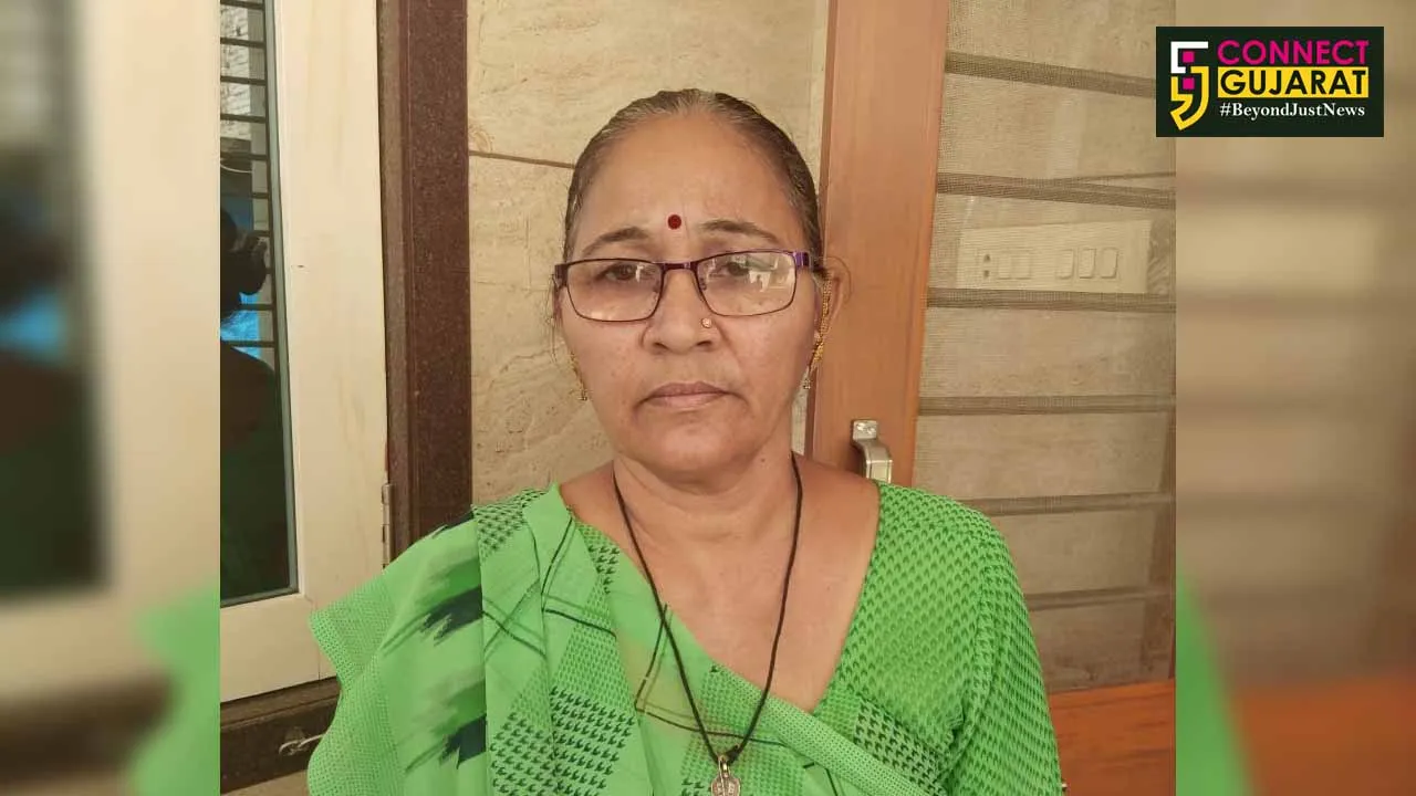 Motorcycle borne youths snatched a chain from Vadodara woman