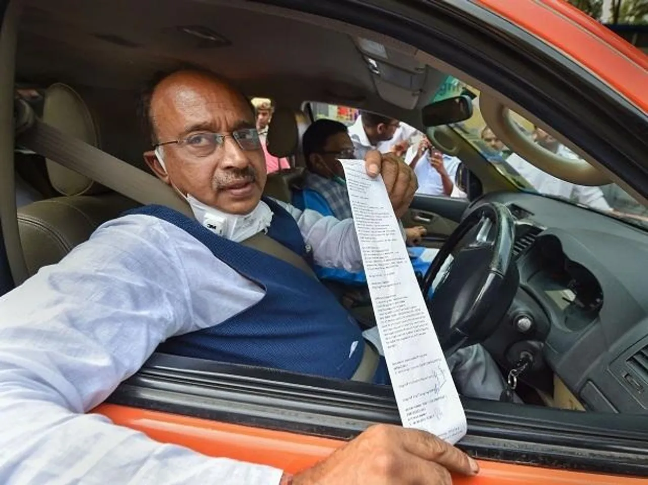 BJP’s Vijay Goel violates odd-even rule and got fined.
