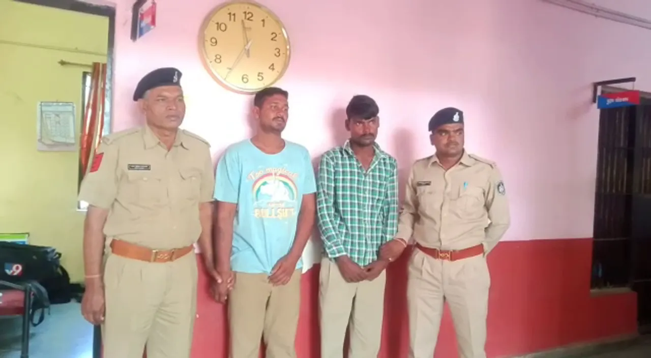 Vadodara police caught two duplicate policemen for collecting traffic fines from the people