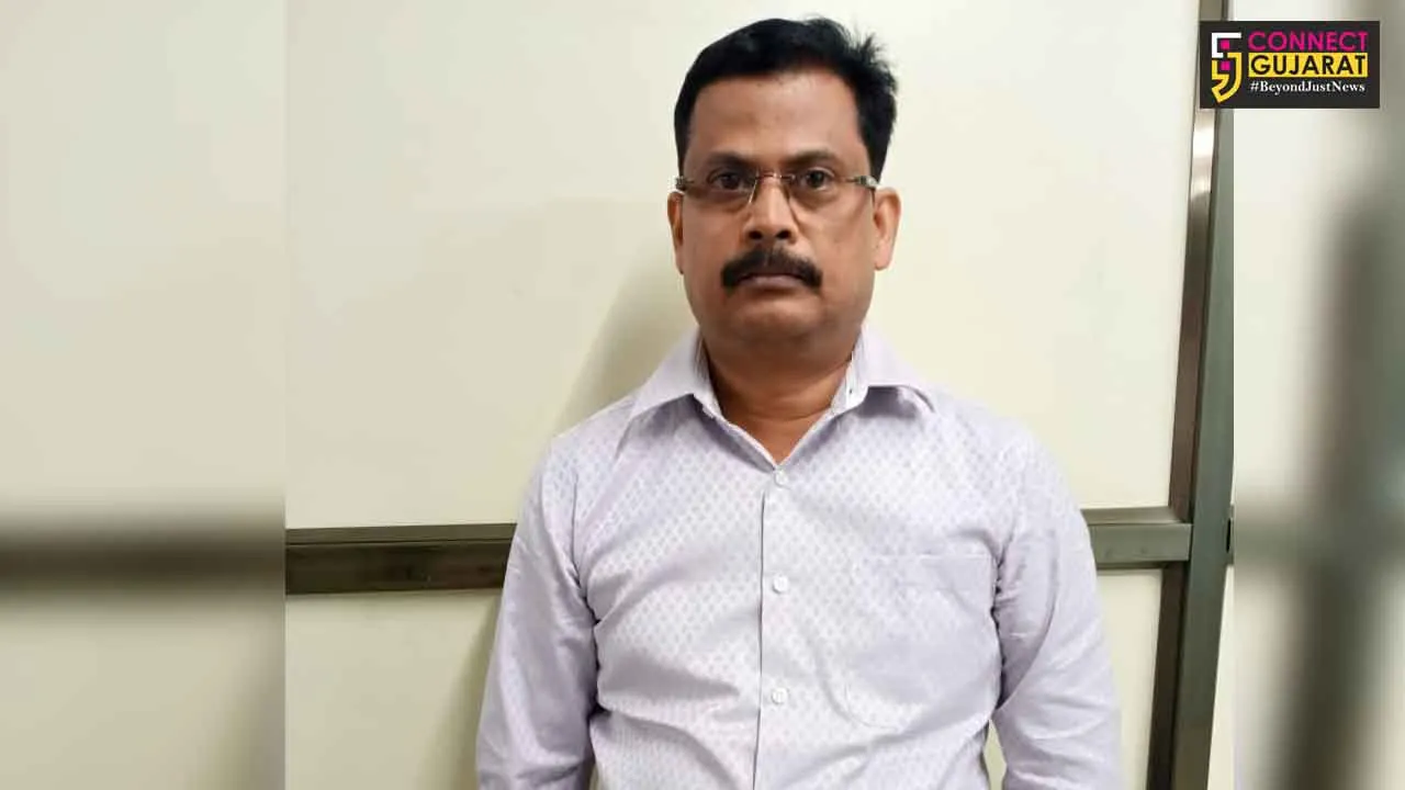 Vadodara ACP team caught a stenographer in Labour Commissioner office for bribe