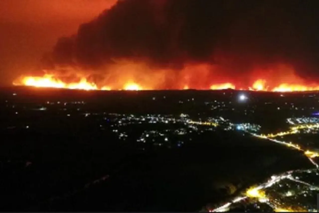 4,000 trapped on Australia beach encircled by fire