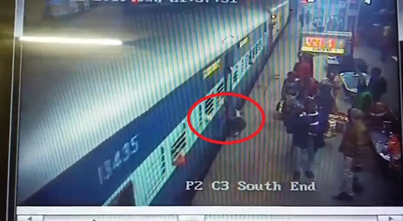 In a shocking incident passenger got stuck between train and platform in Vadodara
