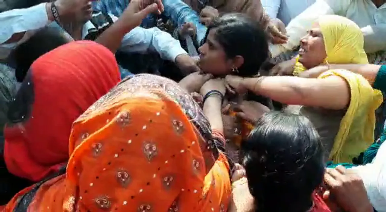 Displaced residents of Kalyan nagar gives bangles to VMSS Deputy Commissioner