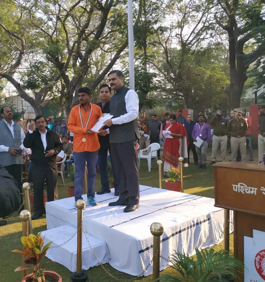 WR started tradition of felicitating outstanding employees with gold medals