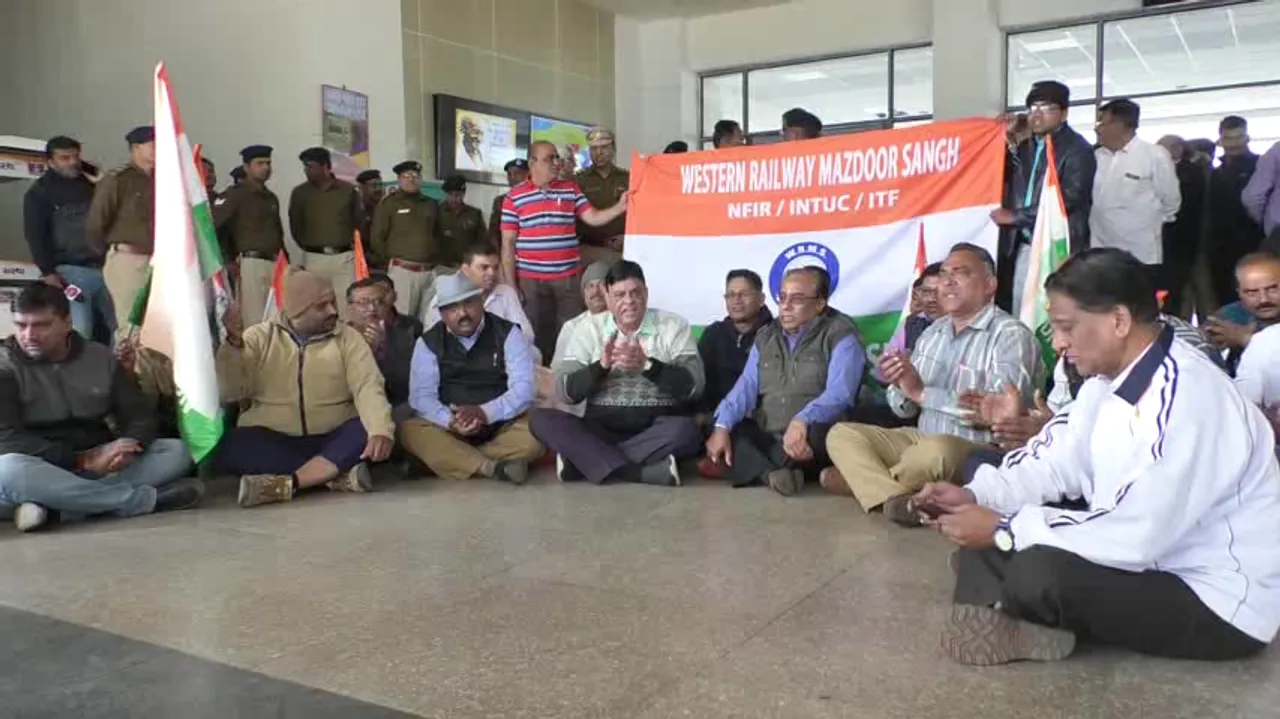 Railway unions of Vadodara division raised their protest against the running of Tejas express