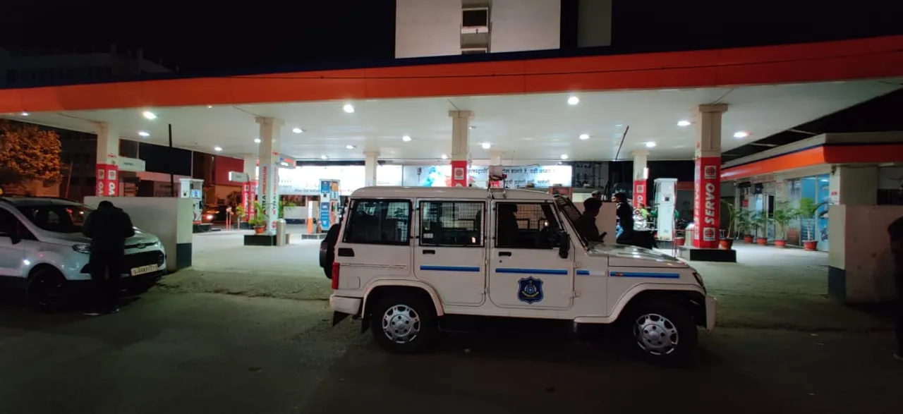 Conmen stole parcel contain foreign currency from the bag of businessman in Vadodara