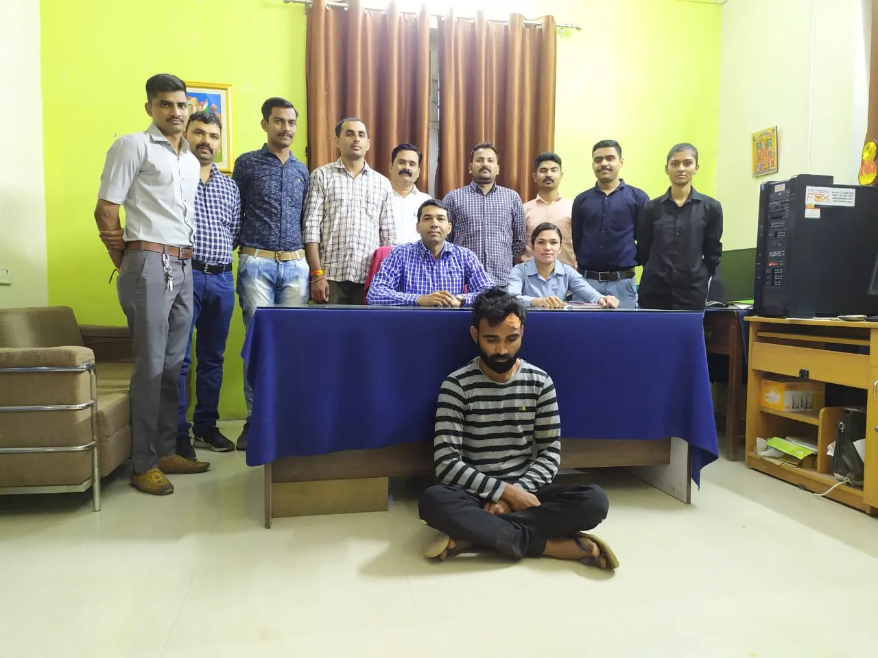Vadodara crime branch arrested a youth for using a girl photo in fake social media account