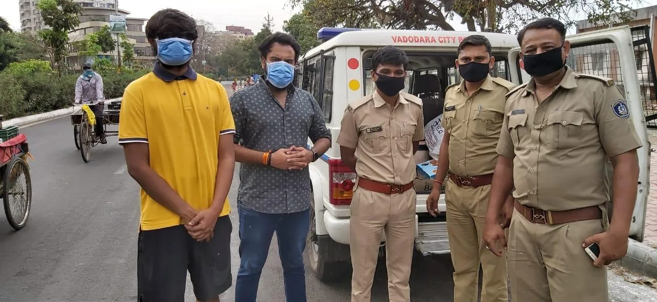 Chhatra Sansad and Vadodara City Police together help underprivileged and daily waged families
