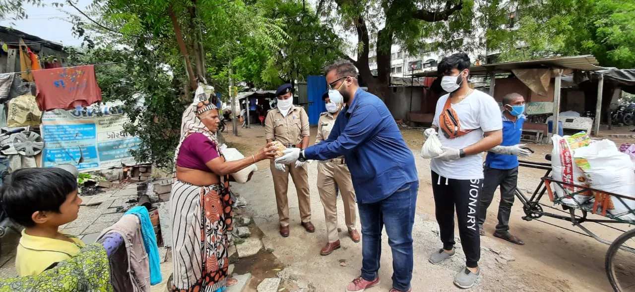 Students arrange ration for the daily wage labourers in temporary settlements of Vadodara