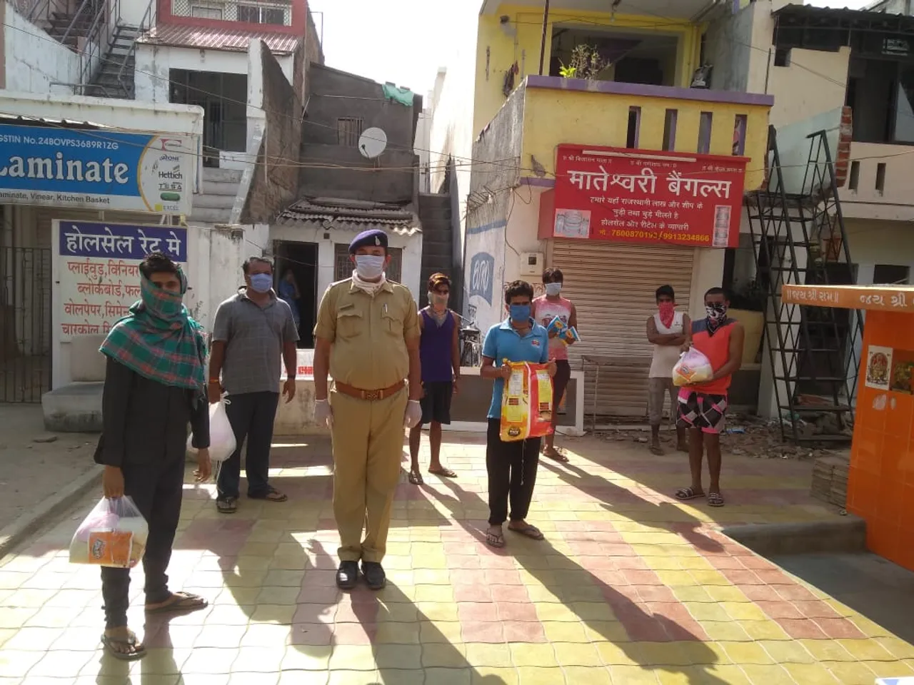 Vadodara police help six people of Jharkhand with 15 days ration