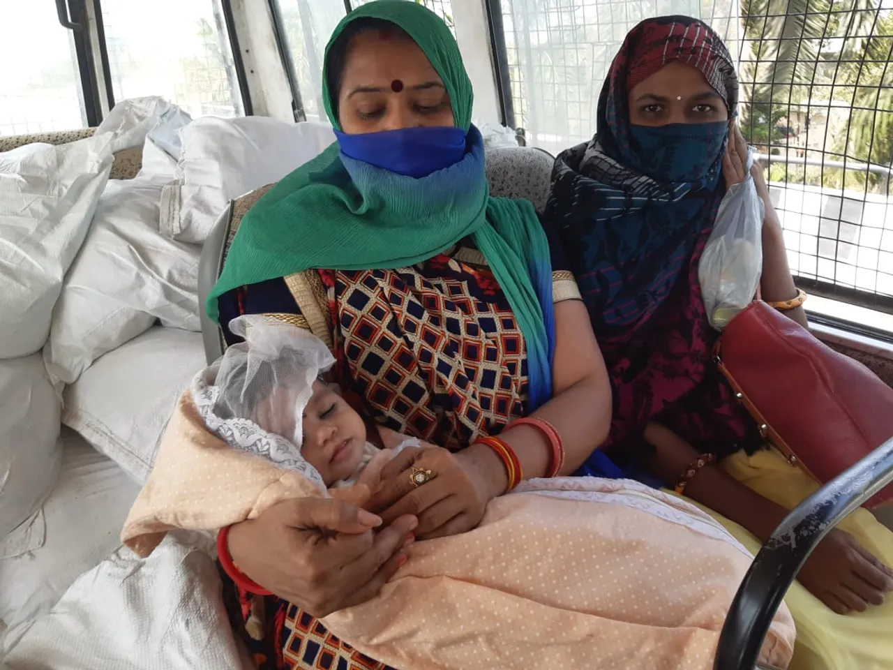 Vadodara traffic police jawans helped woman carrying a infant reaching her home