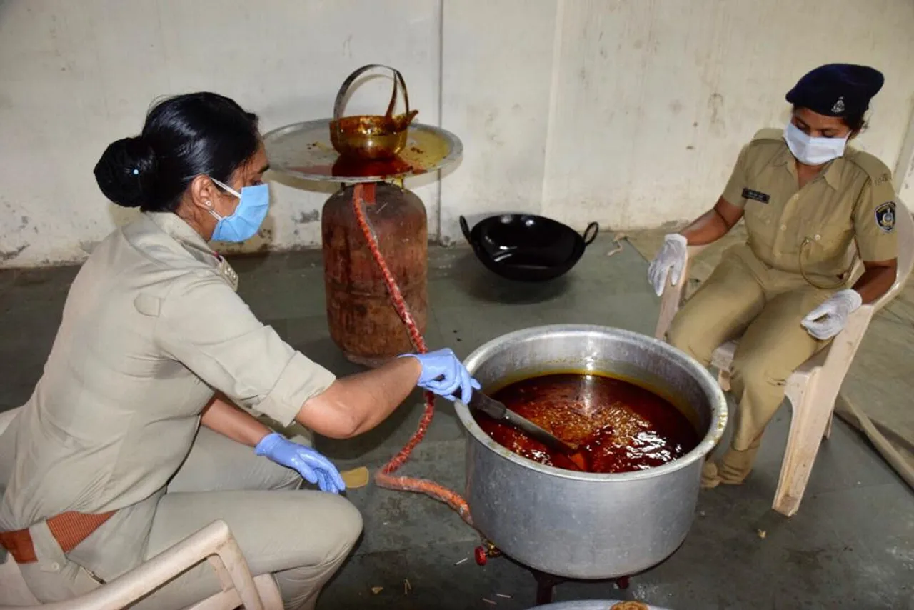 Vadodara city police starts Police Kitchen to provide food to needy people