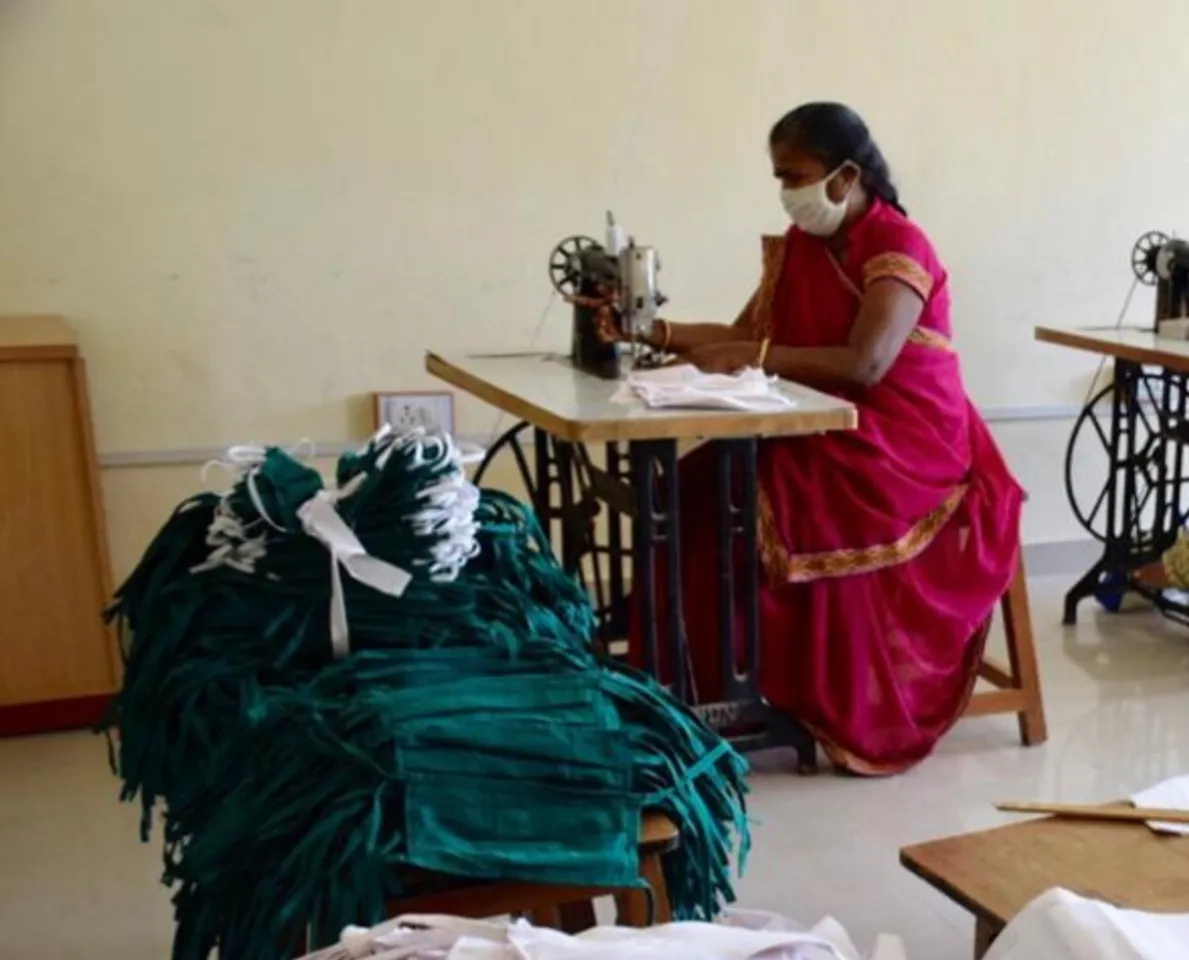 Wife of ASI in Vadodara prepare masks for on duty police and people