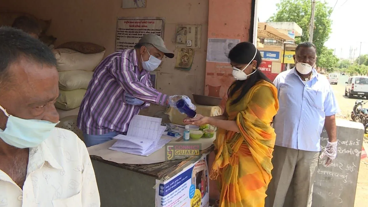 Vadodara Collector Shalini Agrawal appreciated FPS owners for maintaining healthy practice during distribution of ration