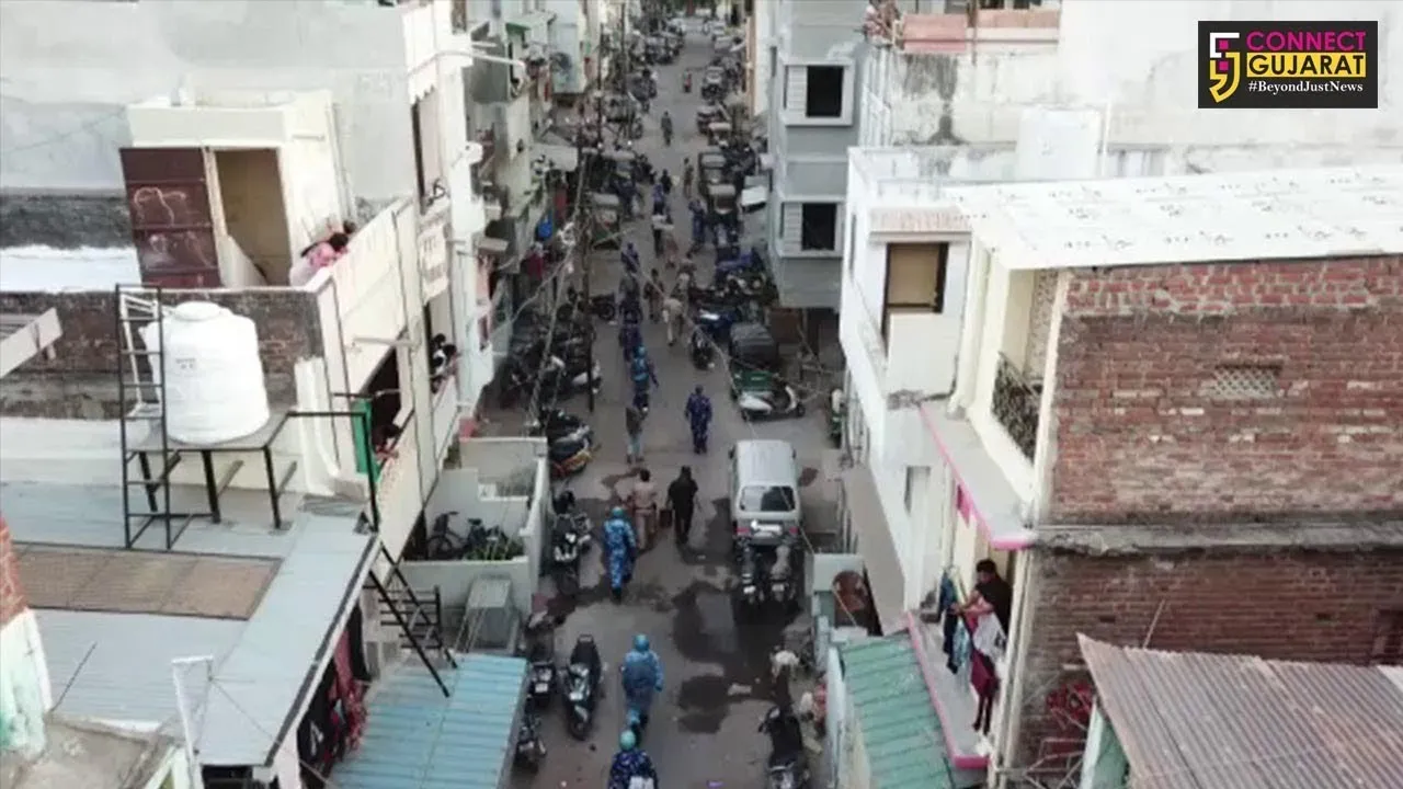 Residents of Bawamanpura in Vadodara showed respect to police teams